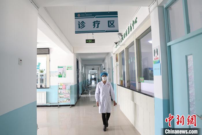 从2月2日起，刘玉莲重新来到卫生院开始坐诊，参与防疫工作。　曹新加 摄